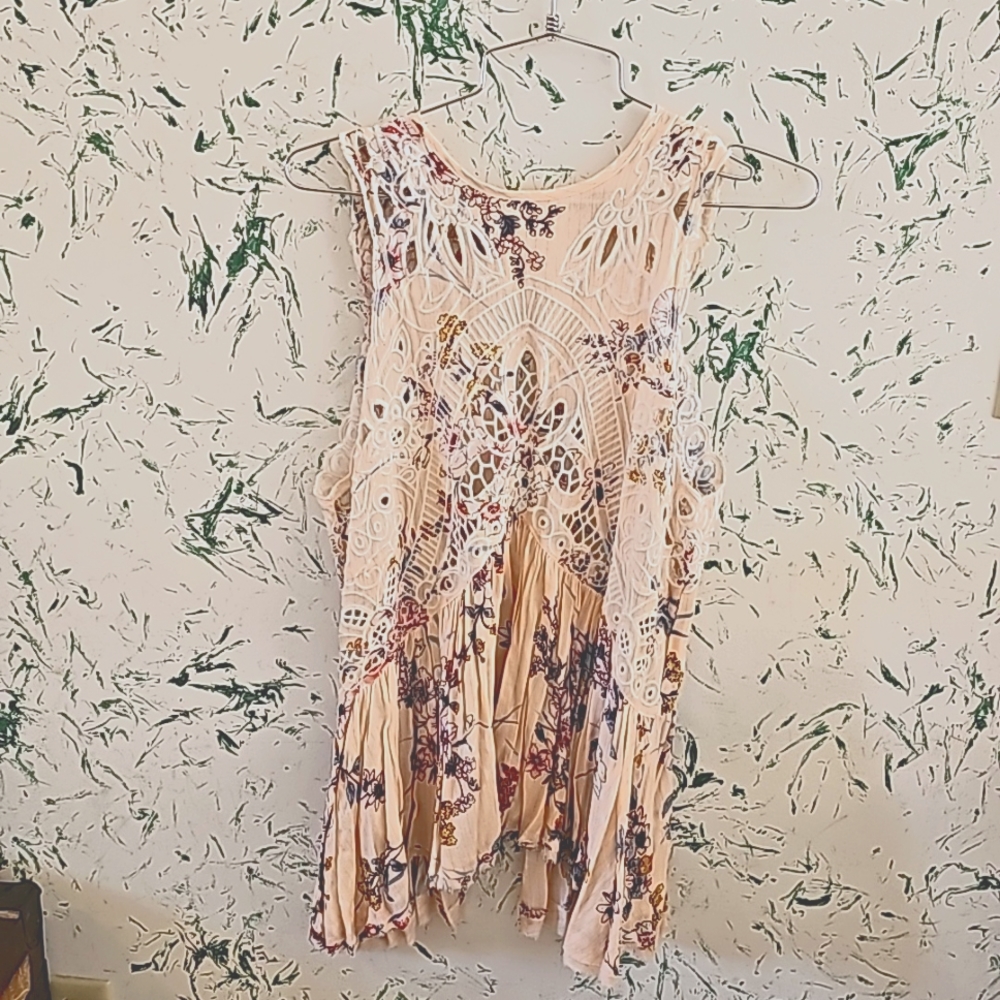 Gimmicks by Buckle peachy/pink floral and lace semi open-back top.